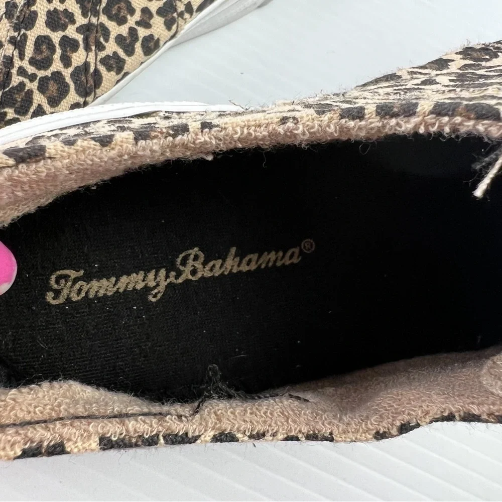 Tommy Bahama Women's leopard cheetah print laceless sneakers size‎ 6.5